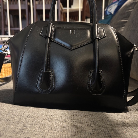 Givenchy Antigona Lock Toy Top Handle bag in Leather - Picture 2 of 7
